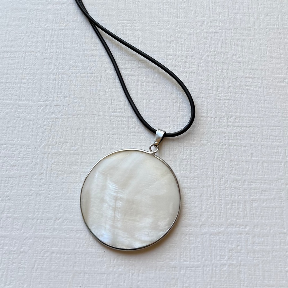 Mother of Pearl Pendant Necklace – 18K Gold Filled